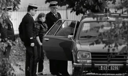Murielle Bolle escortée par des policiers, le 7 novembre 1984 à Lépanges-sur-Vologne, dans les Vosges