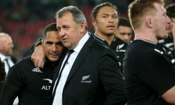 Le sélectionneur néo-zélandais Ian Foster (c) enlace le demi de mêlée Aaron Smith après le succès contre l'Afrique du Sud, le 13 août 2022 à Johannesburg