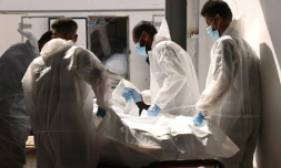 Des employés de l'hÎpital Nasser à Khan YounÚs dans le sud de la bande de Gaza transportent l'une des dépouilles remises à Gaza par les autorités israéliennes, via la Croix-Rouge, le 31 octobre 2025