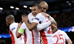 L'attaquant de Monaco Kylian Mbappe (d) est congratulé par ses équipiers après son but face à Manchester City en Ligue des champions, le 21 février 2017 à Manchester