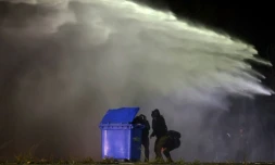 Des policiers anti-émeute utilisent des gaz lacrymogènes et des canons à eau pour disperser des manifestants protestant contre l'arrestation du maire d'Istanbul, le 20 mars 2025 à Ankara, en Turquie