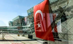 Un drapeau turc géant sur la façade du nouveau terminal de l'aéroport d'Ercan, dans la périphérie de Nicosie, le 21 juillet 2023 en République turque de Chypre-Nord (RTCN)