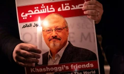 Un manifestant tient un portrait du journaliste saoudien Jamal Khashoggi et une bougie à sa mémoire, devant le consulat saoudien à Istanbul le 25 octobre 2018