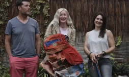 Azul Vieiro (au centre) le 28 février 2025 à Mendoza en Argentine, avec les alpinistes Gabriela Cavallaro (à droite) et Juan Schiappa (à gauche) qui ont participé à l’expédition pour récupérer le sac à dos de Guillermo Vieiro.