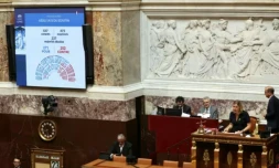 La présidente de l'Assemblée nationale, Yaël Braun-Pivet, à côté des résultats d'un vote solennel sur une réforme constitutionnelle visant à accorder à la Corse des pouvoirs dérogatoires au nom de ses spécificités, le 23 juin 2026 à Paris ( AFP / Alain JOCARD )