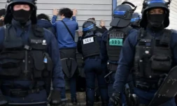 Des étudiants interpellés par la police alors qu'ils se rendaient à une manifestation contre la réforme des retraites, à Paris, le 16 février 2023 ( AFP / JULIEN DE ROSA )