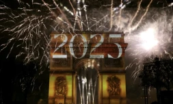 L'Arc de Triomphe est illuminé par des feux d'artifices pendant les festivités du Nouvel An le 1er janvier 2025 à Paris ( AFP / Thomas SAMSON )