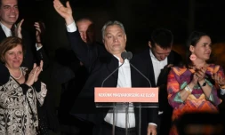 Le Premier ministre hongrois Viktor Orban (c) célèbre la victoire de son parti aux élections législatives, le 8 avril 2018 à Budapest