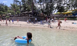 Manifestation contre les paillotes de plage KURR