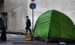 Une tente d'une personne sans abri dans les rues de Paris, le 21 avril 2025. (JOEL SAGET / AFP)