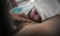 La coqueluche est souvent bénigne mais peut entraßner des complications graves, respiratoires et neurologiques, parfois mortelles chez les bébés ( AFP / LOIC VENANCE )