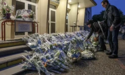 Des fleurs déposées à l'extérieur du lycée Gambetta pour le professeur de français Dominique Bernard, décédé dans une attaque au couteau le 13 octobre, à Arras ( AFP / Denis Charlet )