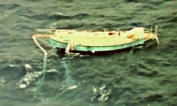 Le skipper d'un voilier démâté participant à la Golden Globe Race