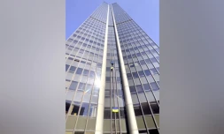 Deux grimpeurs escaladent la tour Montparnasse "pour aider les Ukrainiens" 