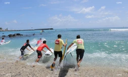 1ère compétition de surf aux Roches Noires 