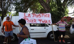 Les forains non-alimentaires protestent l'interdiction de vente,