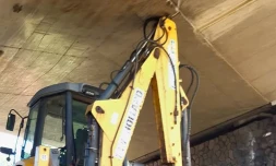 Saint-Denis : le tractopelle coincĂ© sous le pont du Chaudron a pu ĂȘtre dĂ©gagĂ©