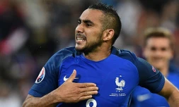 L\'attaquant Dimitri Payet exulte après avoir inscrit le but de la victoire pour la France face à la Roumanie lors de l\'Euro au Stade de France, le 10 juin 2016 