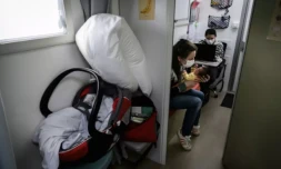 Une sage-femme rencontre une jeune mÚre et son nouveau-né lors d'une consultation médicale dans le véhicule de l'unité médicale mobile à Condat, dans le Cantal, le 28 mars 2024 ( AFP / JEAN-PHILIPPE KSIAZEK )