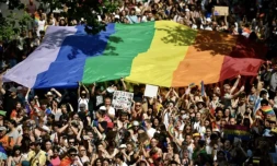 Le drapeau arc-en-ciel déployé lors de la marche des fiertés à Paris, le 24 juin 2023 ( AFP / JULIEN DE ROSA )