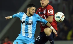 Rémy Cabella, marqué par Junior Alonso, et Marseille ont buté sur le bloc de Lille au stade Pierre-Mauroy, le 17 mars 2017