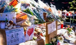 Photo le 4 janvier 2026 de fleurs et messages en hommage aux victimes de l'incendie d'un bar à Crans-Montana, en Suisse ( AFP / MAXIME SCHMID )