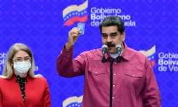 Le président du Venezuela Nicolas Maduro avec sa femme Cilia Flores, s'exprime lors d'une conférence de presse dans un bureau de vote à Caracas, le 6 décembre 2020