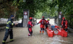 Des pompiers chargent une embarcation de nourriture pour des personnes âgées dans une maison de retraite dans la ville inondée de Stupava, en Slovaquie, le 15 septembre 2024 ( AFP / TOMAS BENEDIKOVIC )