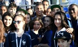 Kylian Mbappé (c) pose avec des jeunes supporters de Bondy, commune du club de son enfance, à la fin d'un entraînement lors du Mondial, le 27 juin 2018 à Istra   