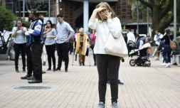 Une femme au téléphone aprÚs un séisme à Bogota, le 17 août 2023 ( AFP / Raul ARBOLEDA )