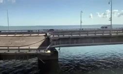 Image tirée d'une vidéo de la chaßne de télévision publique Crimée-24 montrant le pont de Crimée endommagé aprÚs une attaque de drones navals par les forces ukrainiennes, le 17 juillet 2023 ( Crimée-24 / - )