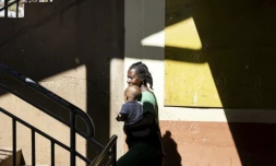 Une femme touchée par le cyclone Chido à l'école primaire Paulette Henry de Mamoudzou, le 29 décembre 2024 ( AFP / PATRICK MEINHARDT )
