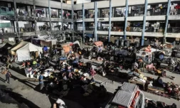 Des Palestiniens dĂ©placĂ©s aprĂšs un ordre d'Ă©vacuation israĂ©lien Ă Khan YounĂšs s'apprĂȘtent Ă passer la buit dans la cour d'une Ă©cole dans le sud de la bande de Gaza, le 8 aoĂ»t 2024 ( AFP / Bashar TALEB )