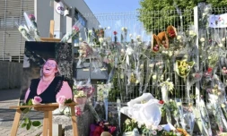 Des fleurs en hommage à la surveillante poignardée à mort devant les grilles du collège Françoise-Dolto de Nogent, en Haute-Marne le 13 juin 2025 ( AFP / FRANCOIS NASCIMBENI )