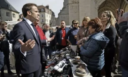 Emmanuel Macron à la rencontre des habitants sur un marché de Dole, le 27 avril 2023 dans le Jura ( POOL / Christophe PETIT TESSON )