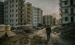 Un homme traverse un chantier de logements sociaux de l'agence publique Toki à Antakya, le 27 janvier 2025 ( AFP / Ozan KOSE )
