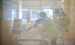 Un soignant prend en charge un patient atteint du Covid-19 au service de réanimation du centre hospitalier universitaire Les Abymes à Pointe-a-Pitre, sur l'archipel français de la Guadeloupe, le 6 août 2021