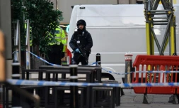 Un policier en arme monte la garde près de London Bridge, à Londres, le 29 novembre 2019