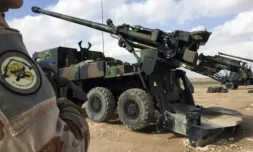 Un soldat français participant à l'opération Chammal, dans le cadre de la coalition internationale Inherent Resolve contre le groupe Etat islamique, monte la garde devant un canon-obusier CAESAR, le 9 février 2019 prÚs d'Al-Qaim, en Irak ( AFP / Daphné BENOIT )