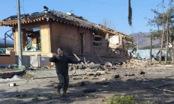 Des militaires sud-coréens en intervention sur un site bombardé accidentellement à Pocheon, en Corée du Sud, le 6 mars 2025. (YONHAP / AFP)