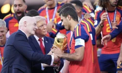 Donald Trump a remis le trophée aux Espagnols. (©