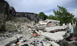 Des habitants constatent les dégâts causés par un séisme dans la ville de Jérémie, dans l'ouest d'Haïti, le 6 juin 2023 ( AFP / Richard PIERRIN )