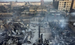 Des maisons brûlées après un incendie provoqué par une explosion de gaz, le 2 février 2024 à Nairobi, au Kenya