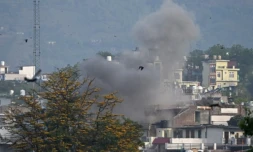 De la fumée s'élève du village de Poonch après une frappe d'artillerie, le 7 mai 2025 en Inde ( AFP / Punit PARANJPE )