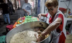 Maria del Pilar Cortes (g) dans son restaurant de tacos "Las Corazonas" du quartier de Tepito, l'un des plus chauds de Mexico, le 9 janvier 2024 ( AFP / Rodrigo Oropeza )