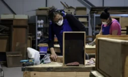 Cynthia dans l'Atelier des Filaos spécialisé dans le recyclage de meubles à Prayssac dans le Lot le 5 juin 2024 ( AFP / Valentine CHAPUIS )