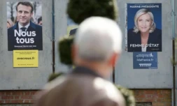 Des affiches électorales du président-candidat à la présidentielle Emmanuel Macron (LREM) et de la candidate du Rassemblement national (RN) Marine Le Pen à Denain (Nord), le 11 avril 2022 ( AFP / Ludovic MARIN )