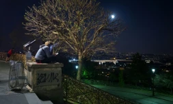Une personne assise sur un muret près du Sacré Coeur, à Paris dans la nuit du 9 au 10 avril 2020