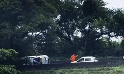 véhicule sur le flanc