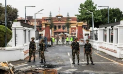 Des militaires en patrouille à l'extérieur de la résidence du président incendiée à Katmandou le 10 septembre 2025 au Népal
